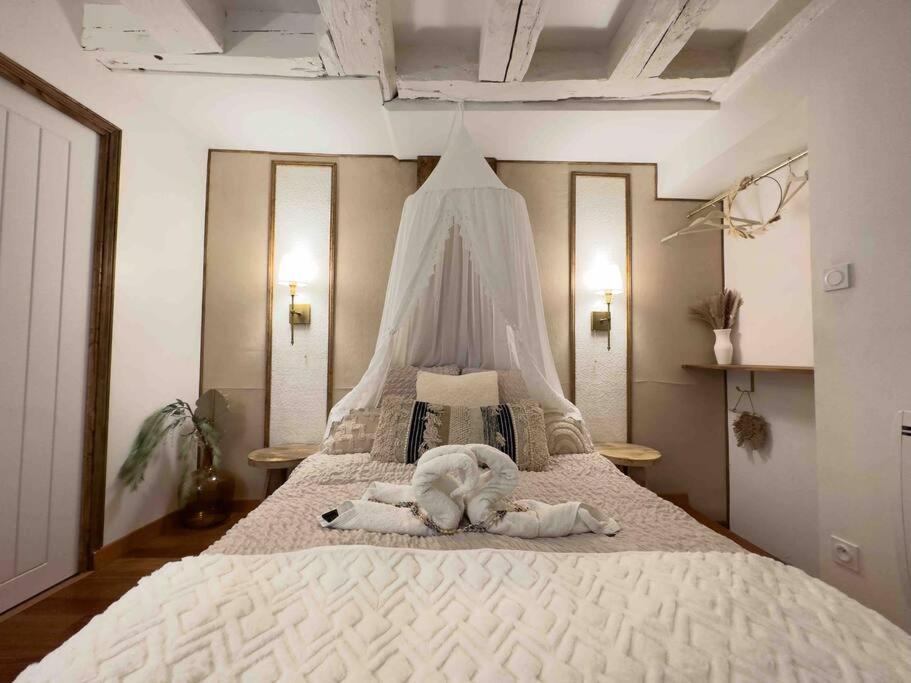 Les Seychelles, T2, Hyper Centre, Cours Interieure Apartment *